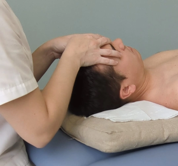 Fisioterapeuta aplicando terapia cráneo-sacral en TAO Fisioterapia Jerez