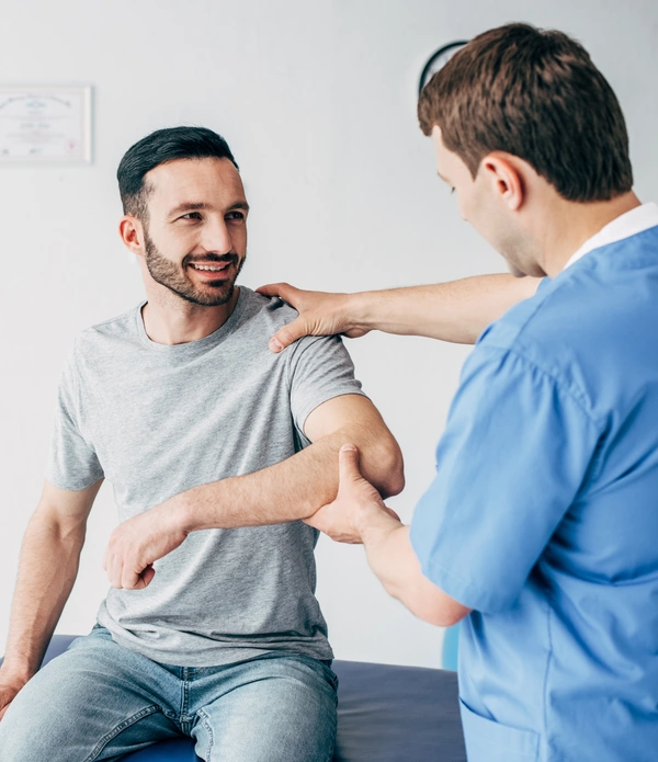 Fisioterapeuta de TAO Fisioterapia en Jerez de la Frontera, realizando valoración fisioterapéutica completa