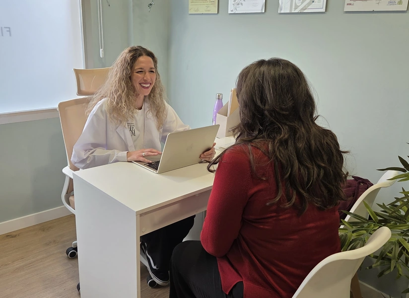 Nutricionista esperta en dietética asistiendo a una paciente en TAO Fisioterapia Jerez de la Frontera