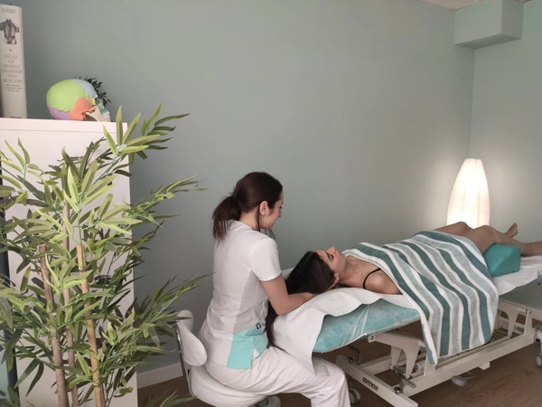 Fisioterapeuta aplicando tratamientos de fisioterapia y osteopatía en Jerez